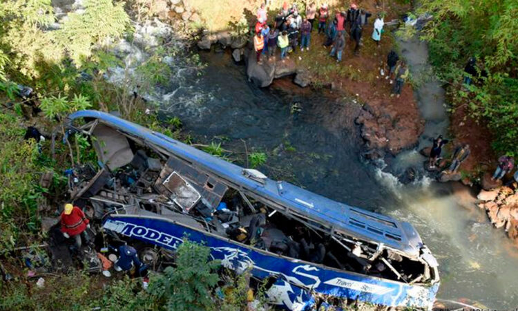 Al menos 10 heridos tras caída de autobús en Perú