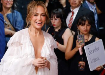 Jennifer Lopez se emociona en la premier de “Atlas” y habla en español
