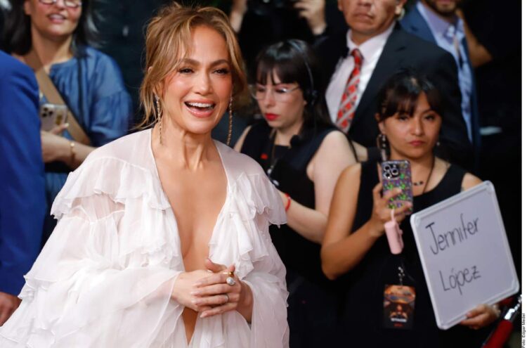 Jennifer Lopez se emociona en la premier de “Atlas” y habla en español