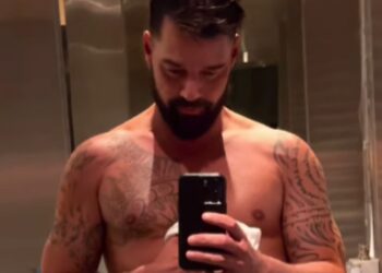 Ricky Martin provoca revuelo en redes al posar semidesnudo