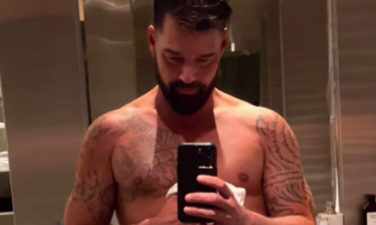 Ricky Martin provoca revuelo en redes al posar semidesnudo