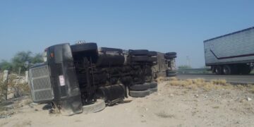 Carretera Victoria Tula cerrada de sur a norte por volcadura de tractocamión