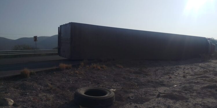 Carretera Victoria Tula cerrada de sur a norte por volcadura de tractocamión