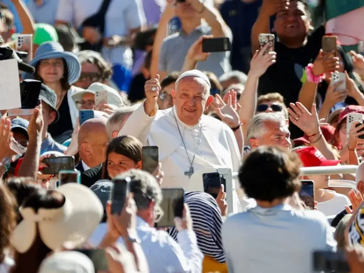 Papa Francisco pide homilías cortas, que no hagan dormir a los fieles