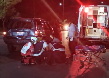 Motociclista se fractura mano al estrellarse contra una camioneta