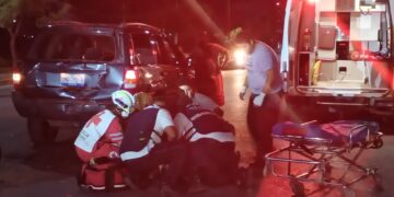 Motociclista se fractura mano al estrellarse contra una camioneta