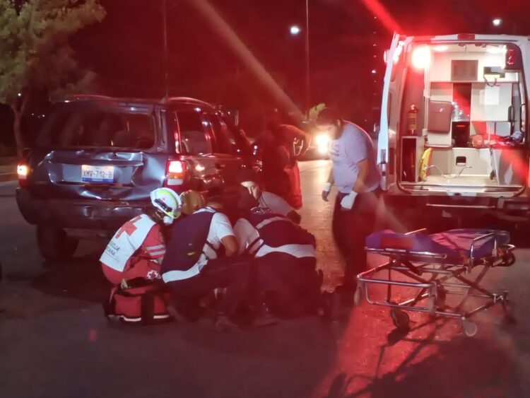 Motociclista se fractura mano al estrellarse contra una camioneta