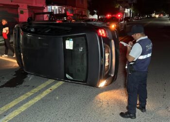 Choque con volcadura en el crucero de las avenidas 27 y Juárez de Cd. Victoria