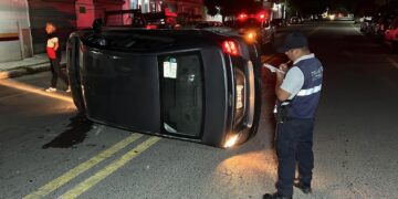 Choque con volcadura en el crucero de las avenidas 27 y Juárez de Cd. Victoria