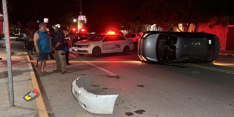 Choque con volcadura en el crucero de las avenidas 27 y Juárez de Cd. Victoria