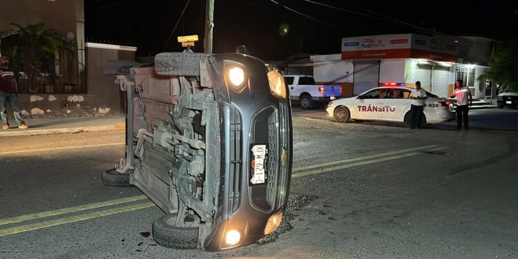 Choque con volcadura en el crucero de las avenidas 27 y Juárez de Cd. Victoria