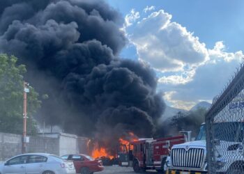 Incendio devora un auto y un camión en Almacenes Ibarra de Col. Banrural de Cd. Victoria