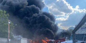 Incendio devora un auto y un camión en Almacenes Ibarra de Col. Banrural de Cd. Victoria