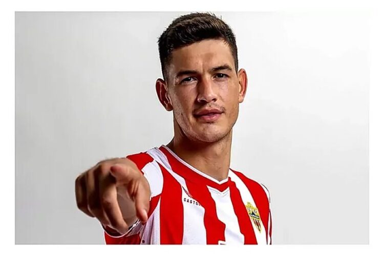 César Montes encara incertidumbre en futuro con Almería