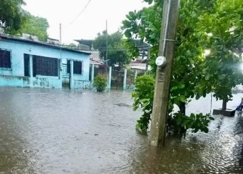 Se desborda el río Suchiate por lluvias; suspenden cruce de mercancías con Guatemala
