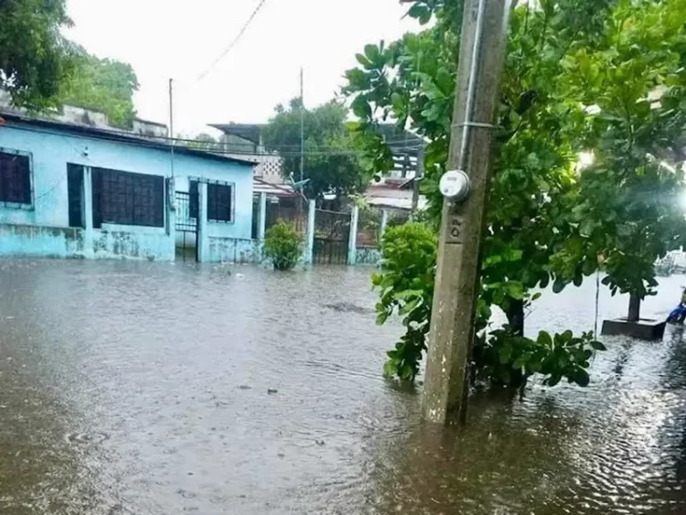 Se desborda el río Suchiate por lluvias; suspenden cruce de mercancías con Guatemala