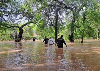 Auxilia Guardia Estatal a damnificados en Miraflores al desbordar río Corona en Güémez, Tamaulipas