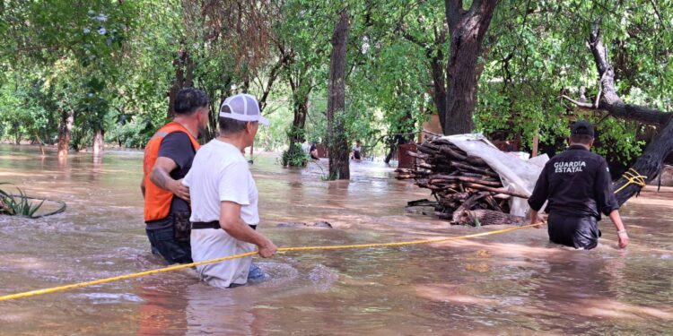 Auxilia Guardia Estatal a damnificados en Miraflores al desbordar río Corona en Güémez, Tamaulipas