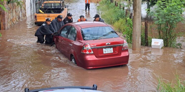 Auxilia Guardia Estatal a damnificados en Miraflores al desbordar río Corona en Güémez, Tamaulipas