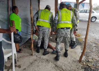 Motociclista se estrella contra auto que omitió alto en entrada a Col. “Las Brisas”