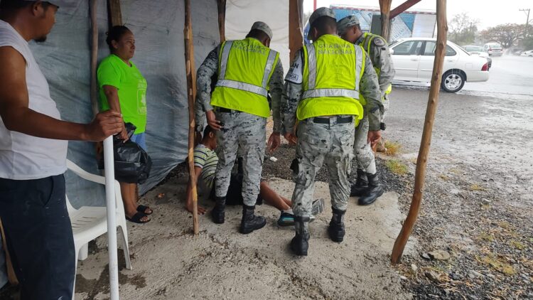 Motociclista se estrella contra auto que omitió alto en entrada a Col. “Las Brisas”