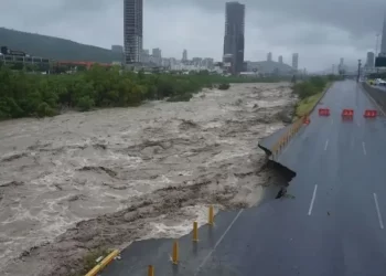 Captan en video desgajamiento de avenida Constitución en Monterrey, Nuevo León