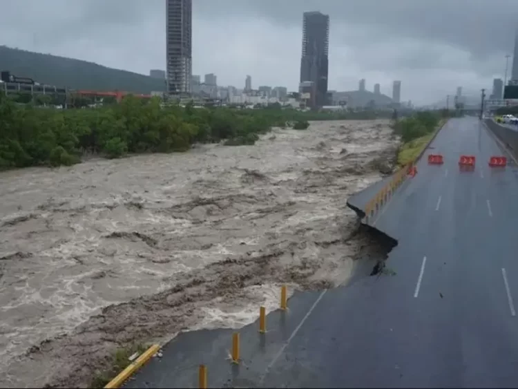Captan en video desgajamiento de avenida Constitución en Monterrey, Nuevo León
