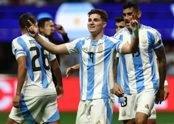 Argentina derrota 2-0 a Canadá en el partido inaugural de la Copa América; dos pases de Messi