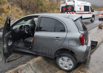 Mujer herida al estrellar miniauto en talud de sierra en “Rumbo Nuevo”