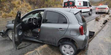 Mujer herida al estrellar miniauto en talud de sierra en “Rumbo Nuevo”