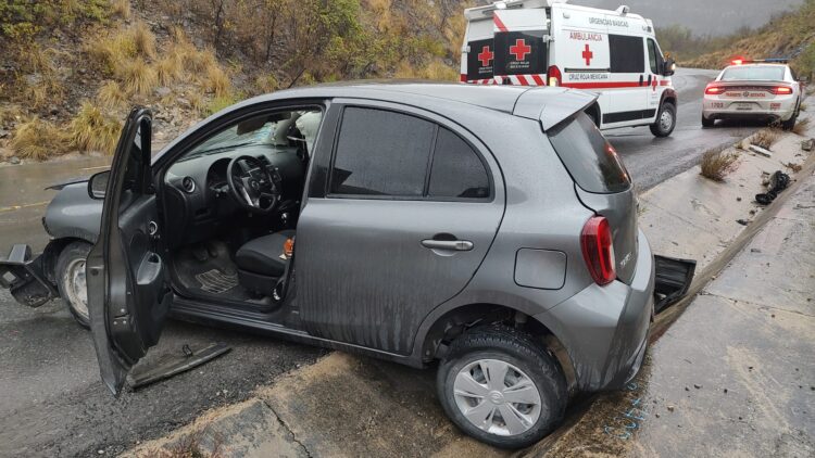 Mujer herida al estrellar miniauto en talud de sierra en “Rumbo Nuevo”