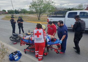Camioneta omite alto en Av. Tecnológico y ocasiona choque con motociclista
