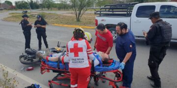 Camioneta omite alto en Av. Tecnológico y ocasiona choque con motociclista