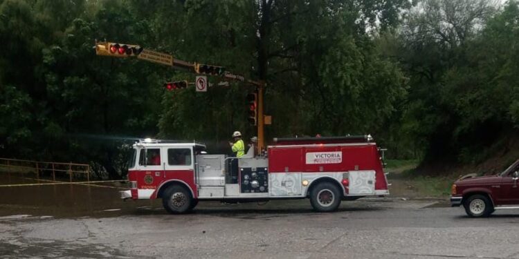 Lluvia de 6 pulgadas en 18 horas en Cd. Victoria, hacen rugir el río San Marcos; daños leves en la ciudad.