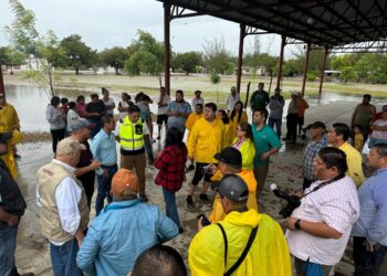 Despliegan operativo para ayudar a familias afectadas por intensas lluvias en Llera
