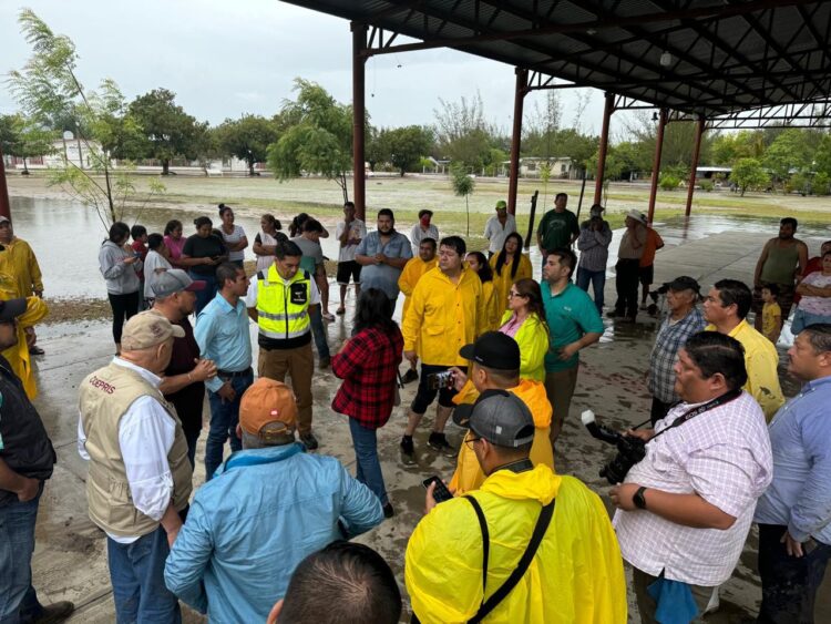 Despliegan operativo para ayudar a familias afectadas por intensas lluvias en Llera