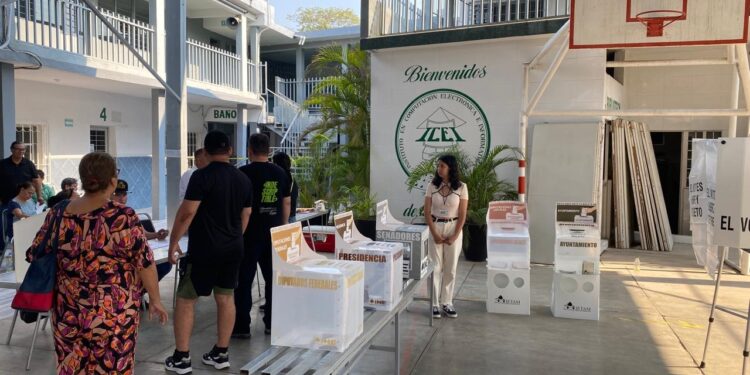 Tenga cuidado al depositar las boletas con sus votos, identifique colores de urnas