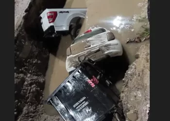 Creciente de ríos arrastra vehículos en Chiapas, México.