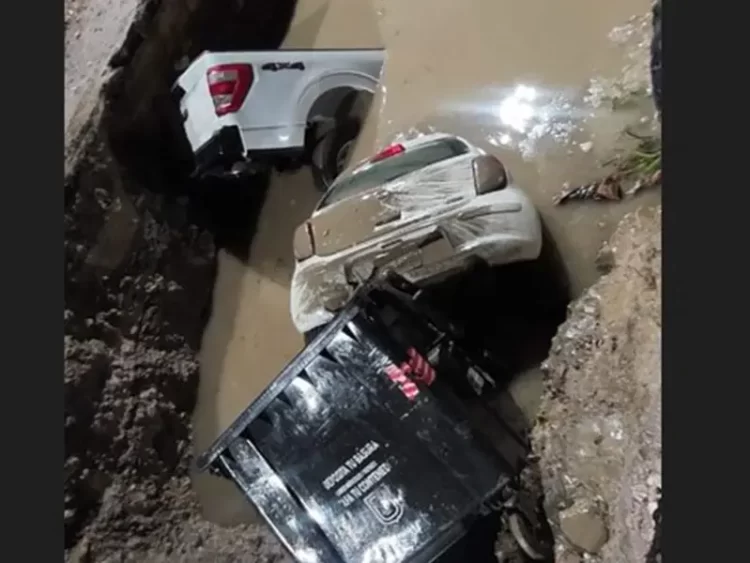 Creciente de ríos arrastra vehículos en Chiapas, México.