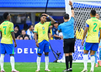 Costa Rica neutraliza a Brasil y sus nuevas estrellas empatan 0-0