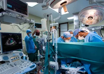 Médico chino realiza cirugía remota con robot a 8 mil km de su paciente