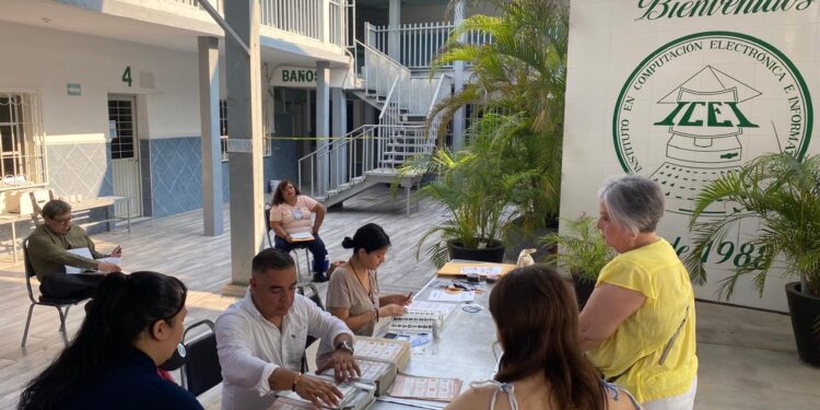 Tenga cuidado al depositar las boletas con sus votos, identifique colores de urnas