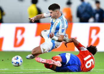 Argentina logra apretada victoria 1-0 sobre Chile y califica a Cuartos de Final