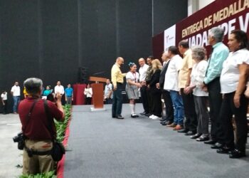  Obtiene Sonia Citlali Gámez medalla “Guadalupe Victoria” por altas calificaciones