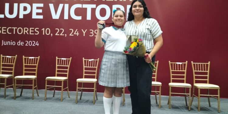 Obtiene Sonia Citlali Gámez medalla “Guadalupe Victoria” por altas calificaciones