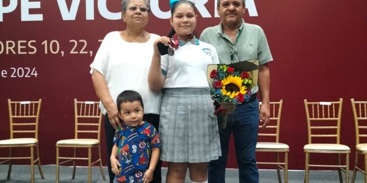 Obtiene Sonia Citlali Gámez medalla “Guadalupe Victoria” por altas calificaciones