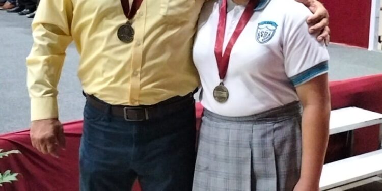 Obtiene Sonia Citlali Gámez medalla “Guadalupe Victoria” por altas calificaciones