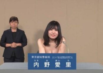 Candidata a gobernadora de Tokio se quita la ropa en pleno debate