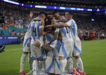 Argentina gana 2-0 a Perú y mantiene paso perfecto en la Copa América