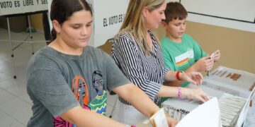 Alejandra Cárdenas votó en la casilla 1594 de Cd. Victoria